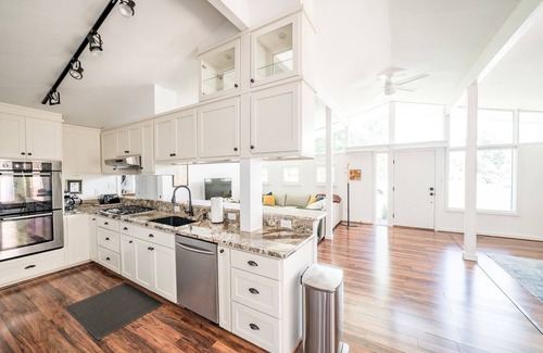 Lynchburg House | Unique Midcentury Minimalist w/Natural Light in the Heart of LYH