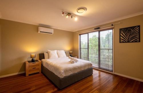 Stretton House | Unique Modern 4BR House for Your Getaway Stretton