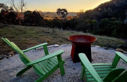 Meroo Cabin | Unique off-grid luxury Pod with amazing mountain views.nnnnnECO off-gridnnn