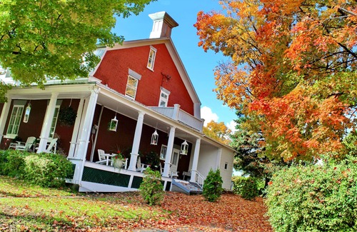 Beloeil House | Unique patriomonial brick house in historic Vieux-Beloeil