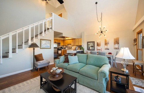 Reno House | Unique, private mountain home, stunning views, king bed suite, dog friendly