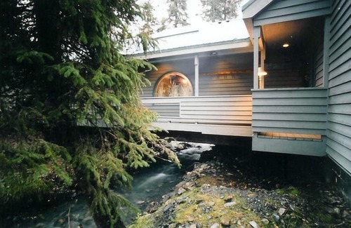 Alyeska House | Unique rustic home with Sauna and view of the creek - Walk to the Ski resort!
