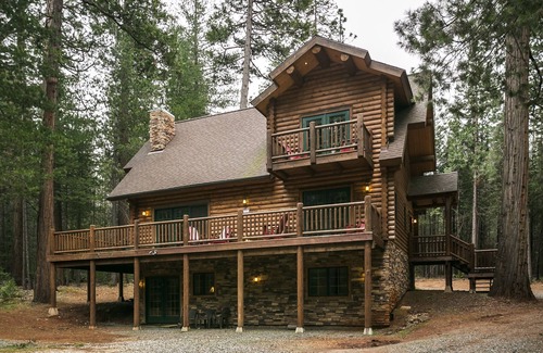 Volcano Cabin | Unique, Secluded, Luxury Log Cabin in the Gold Country w/EV Charger