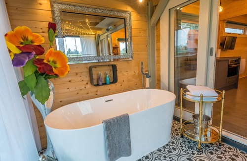 Fintry Cabin | Unique Spacious Heated Lodge With Enclosed/open air Bathtub and Outdoor Seating