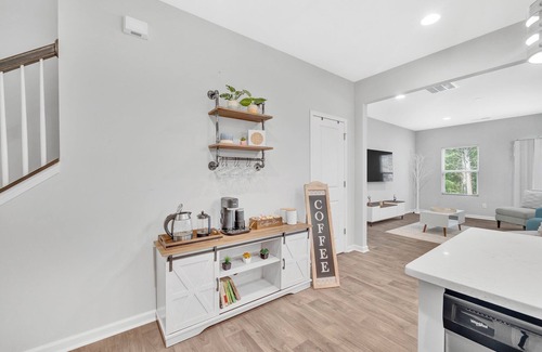 Charlotte House | Unique & Spacious House in Charlotte - Few minutes to UNCC, PNC Music Pavilion