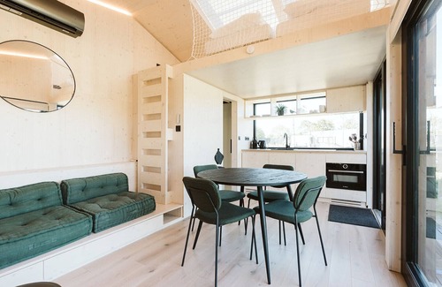 Ouddorp Ski Chalet | Unique tiny house with a nice terrace!