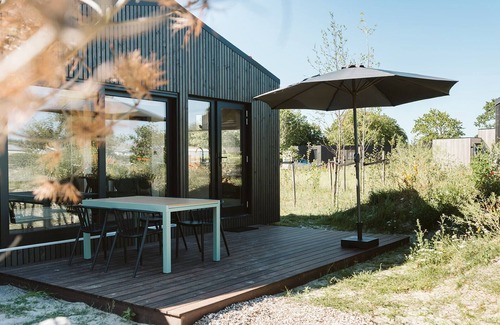 Ouddorp Ski Chalet | Unique tiny house with a nice terrace!