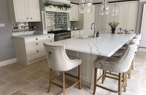 Sompting Villa | Unique villa and 2 guest houses with pool, garden & parking