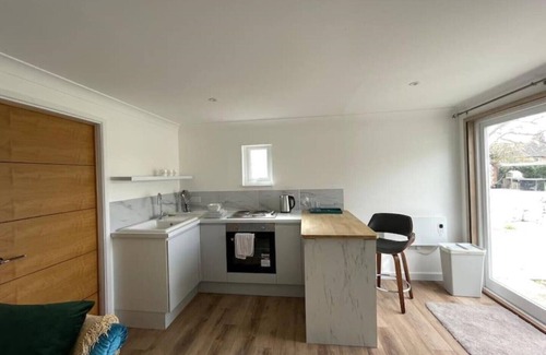 Sompting Villa | Unique villa and 2 guest houses with pool, garden & parking