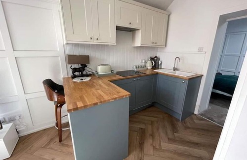 Sompting Villa | Unique villa and 2 guest houses with pool, garden & parking