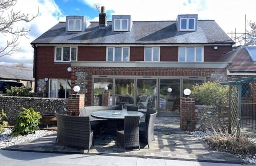 Sompting Villa | Unique villa and 2 guest houses with pool, garden & parking