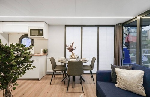 Canary Wharf Boat Rental | Unique Water Lodge with Rooftop