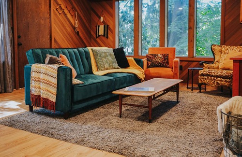 Longview Heights Apartment | Unique Woodsy Residential Retreat In Heart of PNW With Large Jacuzzi Tub and Indoor Sauna