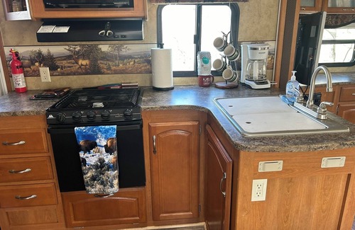 Gardiner House | Unique Yellowstone Camping Glamping Getaway. RV on Solo Sight w/Full Hookups