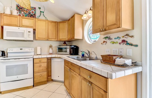 Fernandina Beach Cottage | Uniquely decorated front duplex with rooftop deck access, within walking distance to the beach