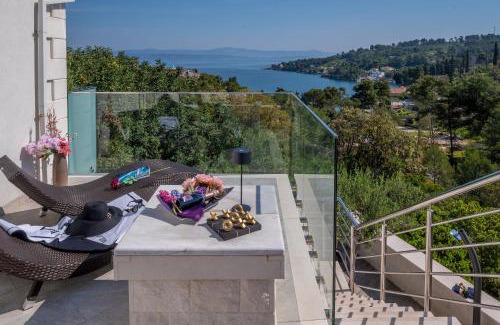 Rogac Villa | Uniquely designed Villa Ivana with outdoor Jacuzzi nearby the pebble Banje beach at the Island of Solta