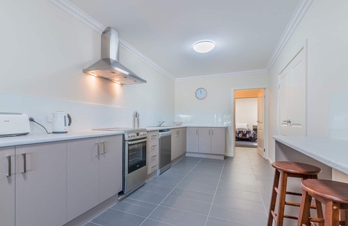 Cowes Apartment | Unit 1-83 Thompson Ave, spacious Unit in main Street, includes linen.