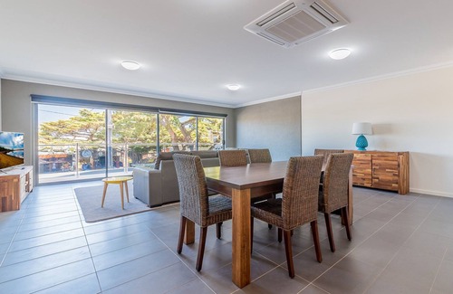 Cowes Apartment | Unit 1-83 Thompson Ave, spacious Unit in main Street, includes linen.
