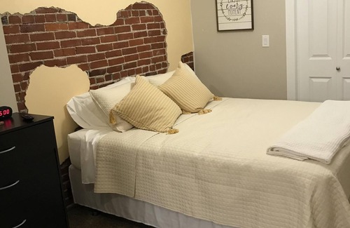 Iola Apartment | Unit 1 Henderson suite