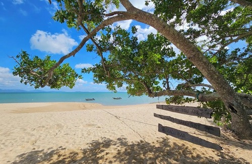 Cape Gloucester House | UNIT 4. SUNSET BEACH BUNGALOWS, CAPE GLOUCESTER. ABSOLUTE BEACHFRONT