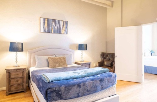 Gaslamp Quarter Hotel | UNIT #402 1-bedroom/1-bath 700 sq. ft suite with Parking & 3 Beds including a full kitchen - Washer/Dryer