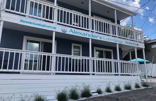 Monticello Apartment | Unit 6 on the water 2 queen beds