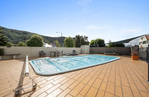 Waikawa Bay Apartment | Unit 8 Waterfront Holiday Home