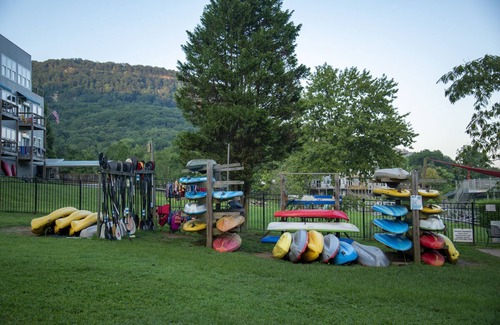Chattanooga Condo | Unit A - Ground Floor River Front Vacation Condo. Mountain Views/Water Access!