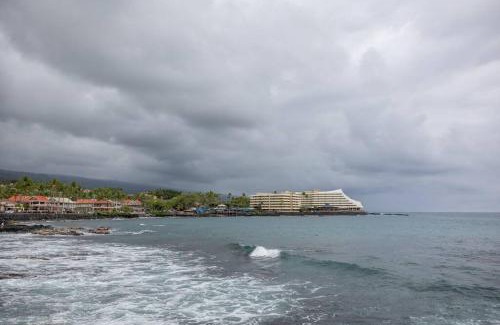 Kahaluu Bay Apartment | Unit A Kaiupoho - Island Elegance: Prime Spot