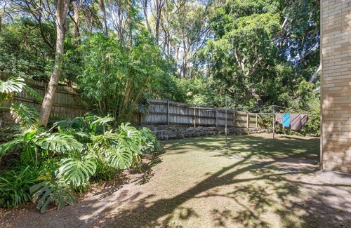 Neutral Bay Apartment | Unit With Balcony, Backyard and Parking Near Shops