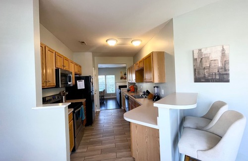 Davis Lake - Eastfield House | University townhome, available for long-term.