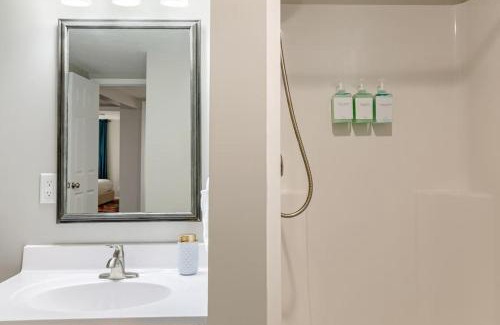 Lincoln House | UNL Retreat Eclectic 5bd 5mins to Downtown