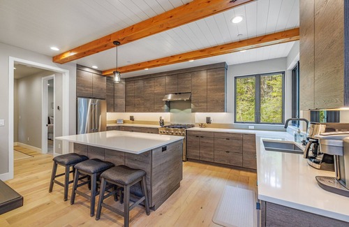 Roslyn House | Unlock Hidden Gem Luxury | Spa/GmRm/EV + Wlk to Nelson Farm