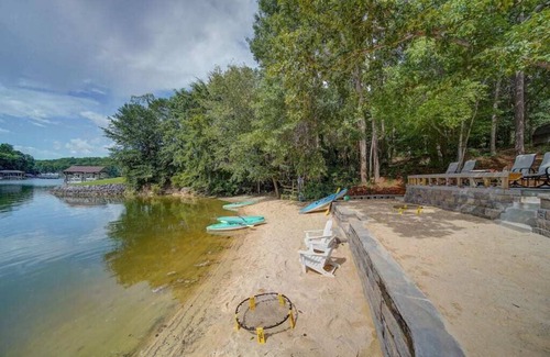 Bowling Green House | UNMATCHED Lake Vibes + Private Beach +BOAT Option +Watersports +Spacious 5BR/4BA