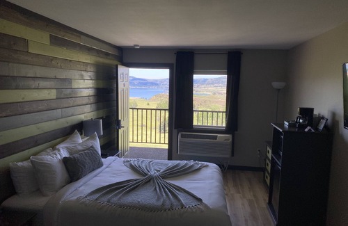 Davenport Apartment | Unobstructed Views Of Lake Roosevelt in Newly Renovated Hotel/Restaurant