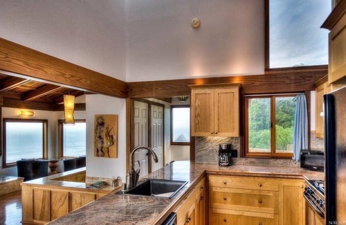 Manchester House | Unparalleled, sweeping, front row views of the Northern California coastline.