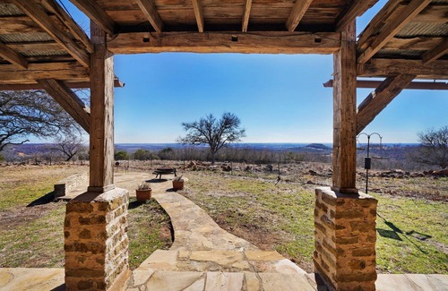 Thurber House | Unplug & RE-Charge, Charming Log Home on 55 acres Family Ranch w stunning views