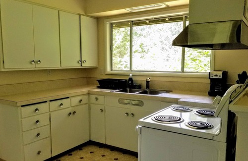 Carson House | Unplugged Getaway along Trout Creek