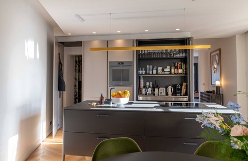 Avignon City Centre Apartment | Unrivaled Papal Palace view — luxury penthouse AC terrace parking pass