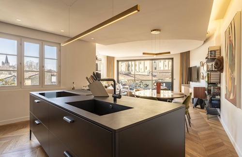 Avignon City Centre Apartment | Unrivaled Papal Palace view — luxury penthouse AC terrace parking pass