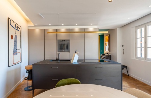 Avignon City Centre Apartment | Unrivaled Papal Palace view — luxury penthouse AC terrace parking pass