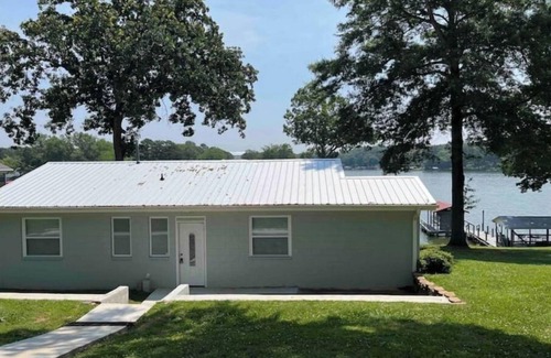 Cross Hill House | Unsalted Vacay! Lakefront w/dock