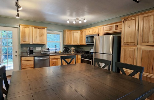 Helvetia Cabin | Unterwalden NEW HotTub Firepit SmartTVs Full Kitchen Mt Hideaway Trout Stream