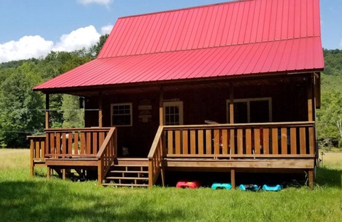 Helvetia Cabin | Unterwalden NEW HotTub Firepit SmartTVs Full Kitchen Mt Hideaway Trout Stream