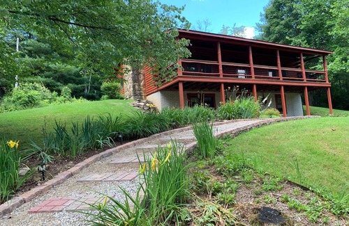 Logan Cabin | "Unto the Hills" Scenic and quiet cabin in Hocking Hills on 5 acres with a pond
