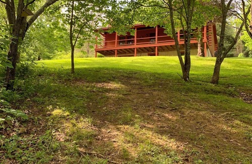 Logan Cabin | "Unto the Hills" Scenic and quiet cabin in Hocking Hills on 5 acres with a pond