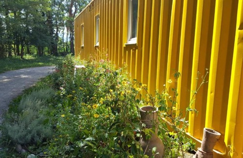 Chateauneuf-sur-Isere House | Unusual housing: Containers in a green and quiet setting