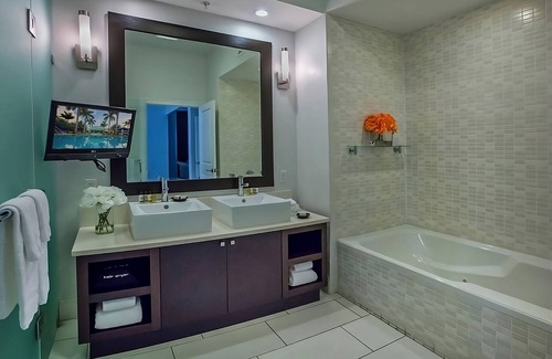 Ludlam Hotel | Unwind and Relax! 4 Gorgeous Rooms w/Balcony and Kitchen | Outdoor Pool + Spa
