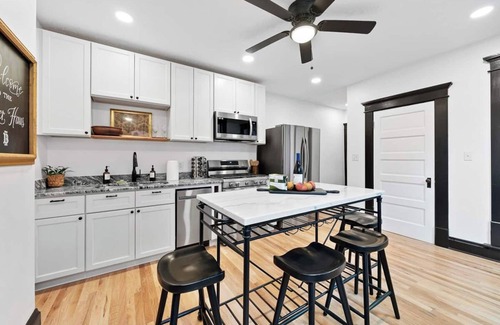 German Village Apartment | Unwind and relax in this picturesque German Village hideaway. Perfect for small groups!