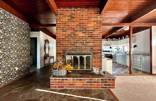 Yakima House | Unwind at Big Red: a quiet property with a stellar view.